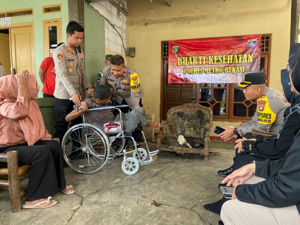 Kapolsek Cikarang Barat Dampingi Kapolrestro Bekasi Salurkan Bantuan Kursi Roda kepada Penyandang Disabilitas