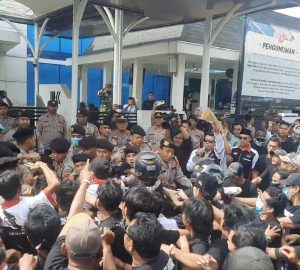 Unjuk Rasa Tuntut Pembatalan Sertifikat HGB Pagar Laut PT TRPN di BPN, Nyaris Bentrok