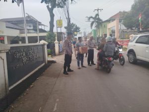Kapolsek Setu Bagikan Takjil Gratis kepada Pengguna Jalan dan Masyarakat