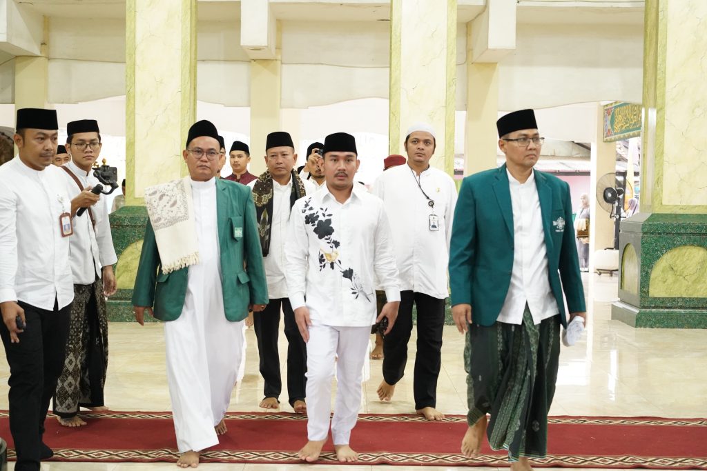 Bupati Bekasi, Ade Kuswara Kunang Lakukan Shalat Ied Bersama di Masjid Sirajuul Ummah Karangbahagia