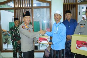 Kapolres Metro Bekasi Berikan 30 Mushaf Al-Quran ke Masjid Nurul Huda