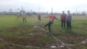 Kepala Desa Sukajaya, Amang, Melakukan Sepakan Pertama Sebagai Simbolis Dimulainya Turnamen Sukajaya Cup 2025. (Foto: Fajar)
