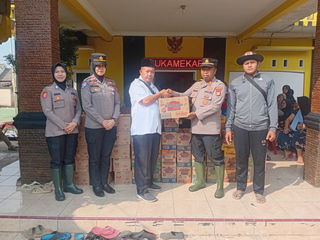 Peduli Korban Banjir, Polsek Tambelang Distribusikan Bantuan ke Posko Pengungsian