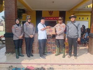 Peduli Korban Banjir, Polsek Tambelang Distribusikan Bantuan ke Posko Pengungsian