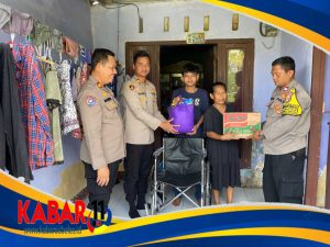 Polsek Cikarang Barat Berbagi Kasih, Serahkan Kursi Roda untuk Warga Desa Sukajaya