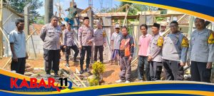 Sampaikan Pesan Kamtibmas, Polsek Cibarusah Gelar Bakti Sosial di Desa Karangmulya