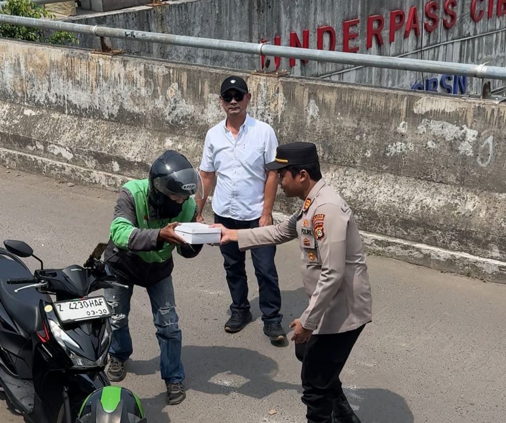 Gelar Aksi Sosial, Polsek Cikarang Barat Berbagi Nasi Kotak untuk Pengemudi Ojol di Stasiun Cibitung
