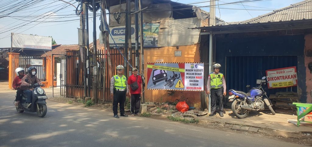 Polsek Setu Pasang Spanduk di Titik Rawan Kecelakaan, Ingatkan Pengendara Lebih Waspada