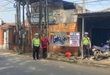 Polsek Setu Pasang Spanduk di Titik Rawan Kecelakaan, Ingatkan Pengendara Lebih Waspada