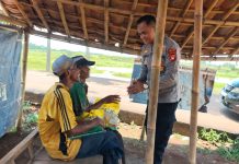 Kapolsek Setu Peduli, Paket Beras untuk Petani di Desa Muktijaya