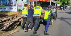 Personel Polsek Setu Sigap Bantu Warga yang Mobilnya Mogok Saat Yanmas Pagi