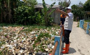 URC DLH Kabupaten Bekasi Terjunkan Alat Berat Angkut Sampah di Aliran Sungai