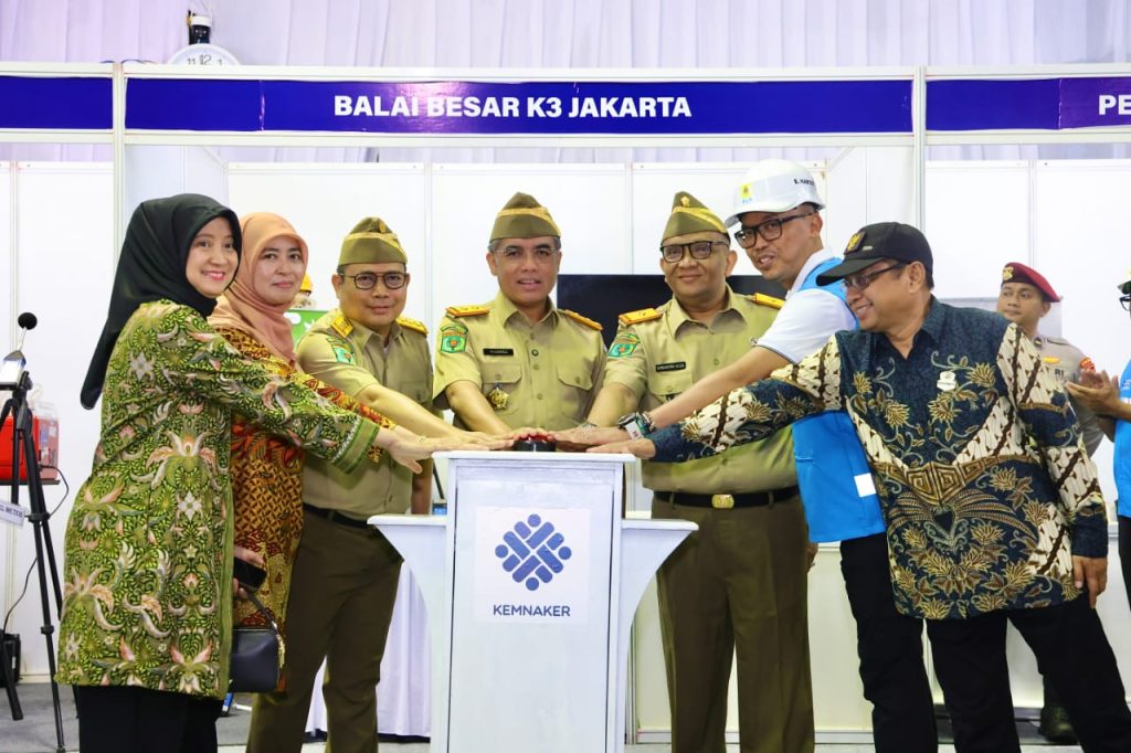 Peringati Bulan K3 Nasional 2026, Menaker Yassierli Gelar Apel di PLN NP Muara Tawar Bekasi