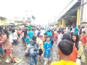 Tiga Tahun Menunggu Janji, Warga Desa Karangasih Tutup Jalan