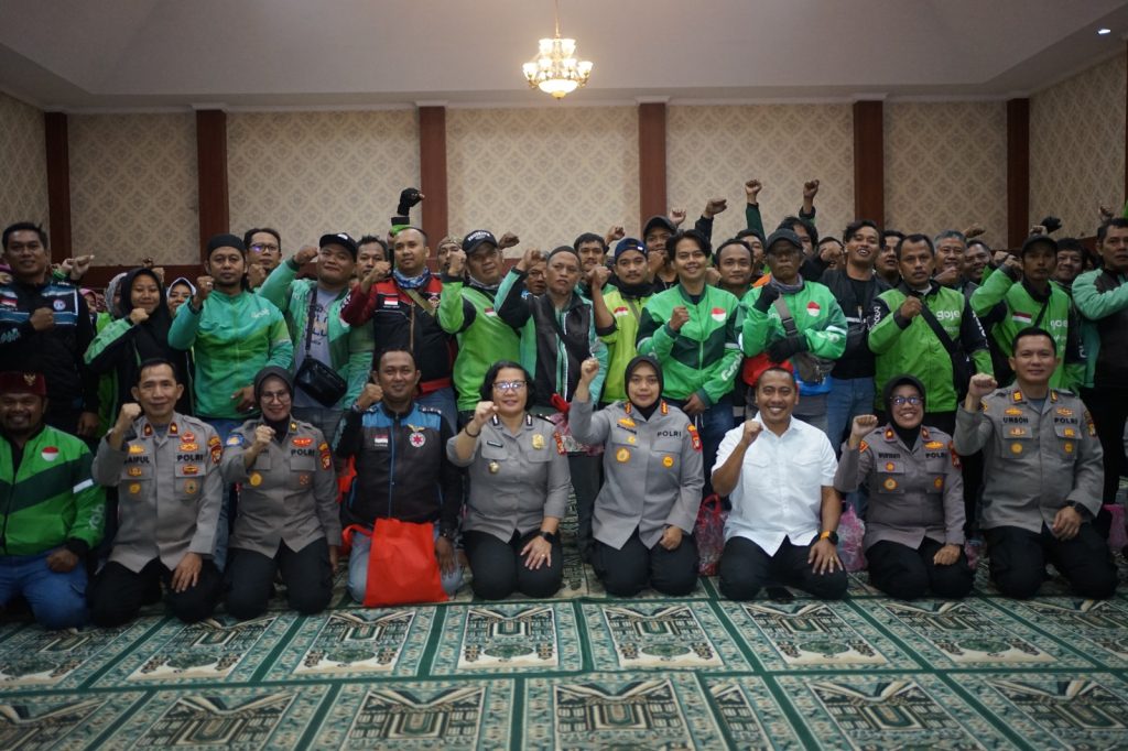 Kapolrestro Bekasi Bukber Bareng 500 Anggota Komunitas Ojol