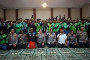 Kapolrestro Bekasi Bukber Bareng 500 Anggota Komunitas Ojol