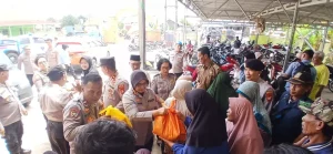 Polrestro Bekasi Salurkan Bantuan Sembako Bagi Warga Terdampak Banjir di 3 Kecamatan