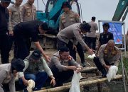 Dukung Ketahanan Pangan, Polda Metro Jaya Tebar 21.000 Benih Ikan di Muaragembong