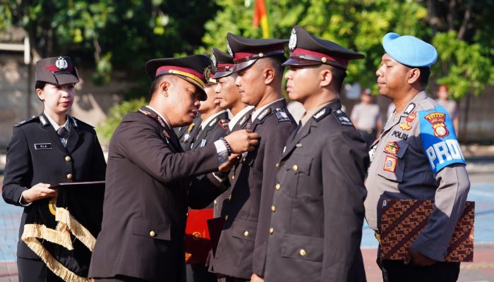 HUT Bhayangkara ke-80, Polrestro Bekasi Gelar Upacara dan Anugerahkan Tanda Kehormatan kepada Personel Berprestasi