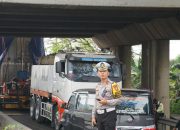 Satlantas Polres Metro Bekasi Tangani Gangguan Kendaraan Pengangkut Trafo di Kalimalang