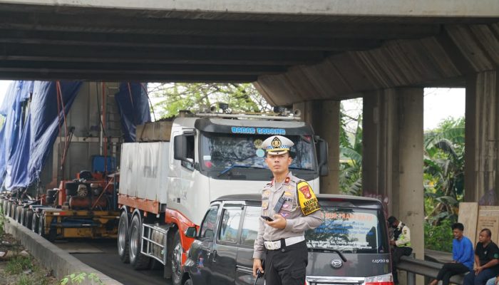Satlantas Polres Metro Bekasi Tangani Gangguan Kendaraan Pengangkut Trafo di Kalimalang