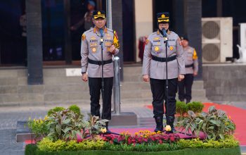 Farewell & Welcome Parade Kapolrestro Bekasi, KBP Sumarni Estafetkan Tongkat Kepemimpinan kepada KBP Andi Oddang Riuh Hutomo