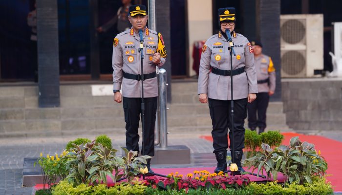 Farewell & Welcome Parade Kapolrestro Bekasi, KBP Sumarni Estafetkan Tongkat Kepemimpinan kepada KBP Andi Oddang Riuh Hutomo